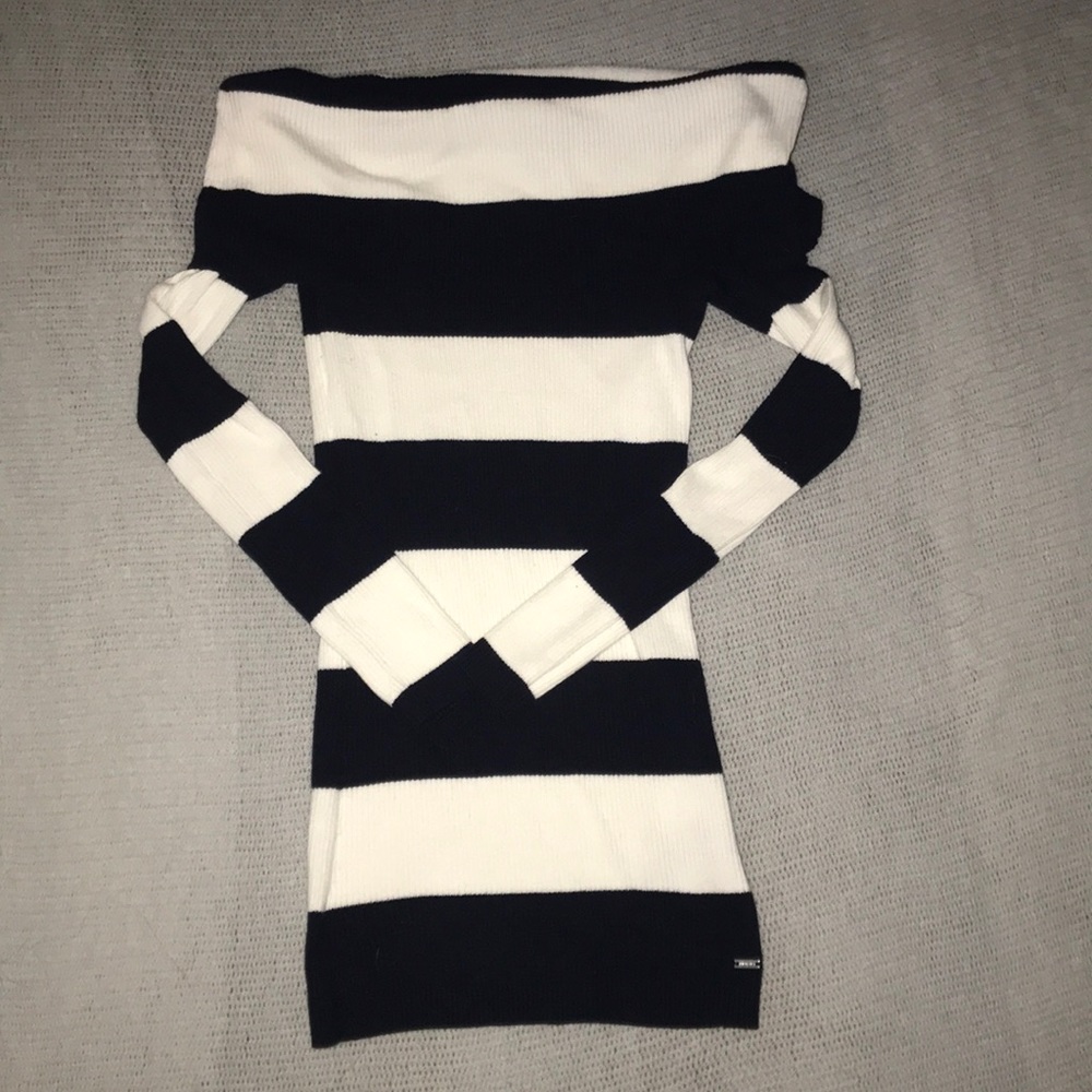 2 FOR $10 Tommy Hilfiger offtheshoulder longsleeve